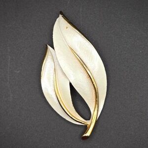 Sarah Covington Gold Tone White Enamel Leaf Brooch Pin Vintage Designer